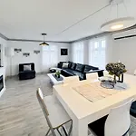 Nr6 4 Bedrooms *