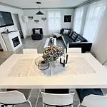 Nr6 4 Bedrooms Apartment *