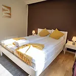 Nr6 4 Bedrooms *