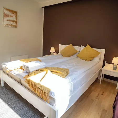 Nr6 4 Bedrooms *