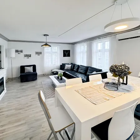 Nr6 4 Bedrooms *